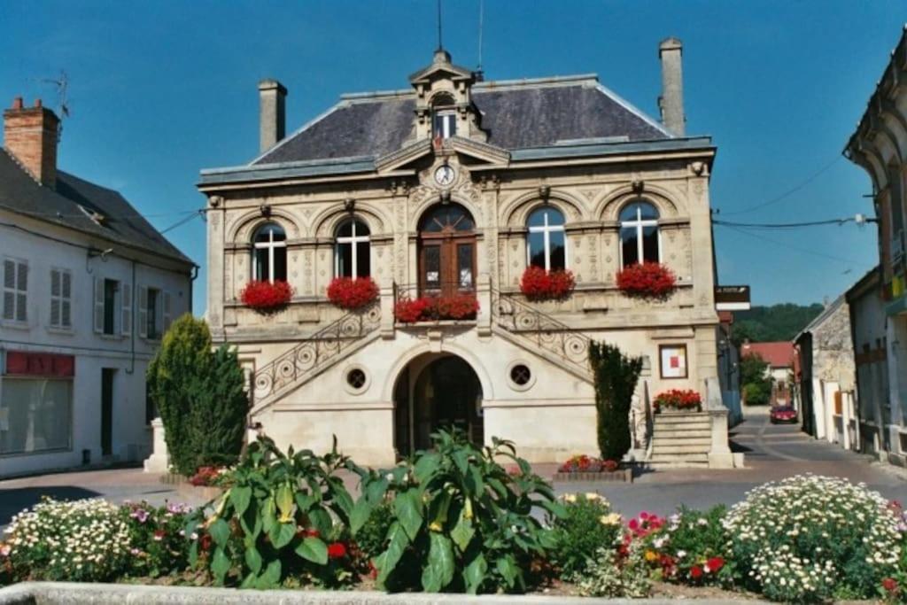 Au Coeur De Bruyeres Apartment Luaran gambar